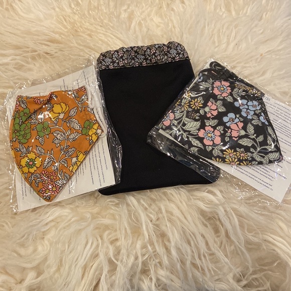 Tory Burch cloth Face  mask Two pack ONLY  with Tory Burch pouch 6/5in - Picture 10 of 12